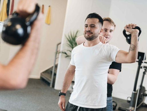 Mand træner skulderen hos BetterTreatment