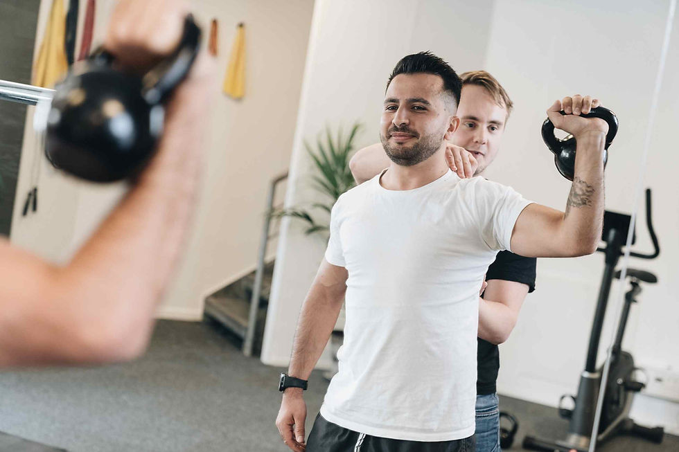 Mand træner skulderen hos BetterTreatment