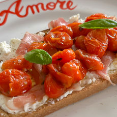 Toast tomates confites, ricotta et jambon de parme 
