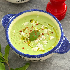 Gaspacho frais de concombre avec chèvre, basilic et menthe