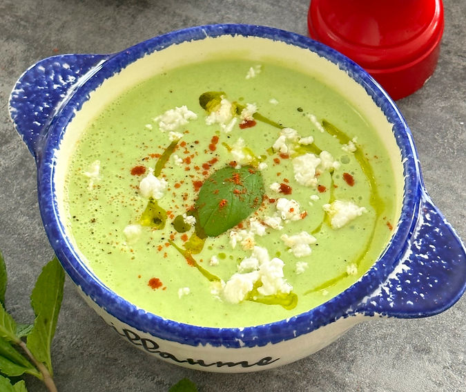 Gaspacho frais de concombre avec chèvre, basilic et menthe