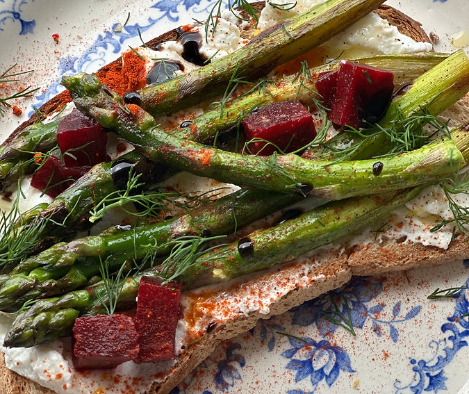 Toast ricotta, asperges et zeste de citron