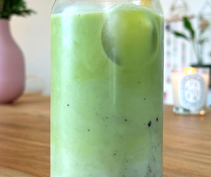 Matcha latte à la myrtille