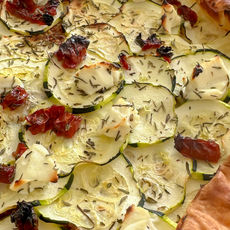 Tarte salée courgette chèvre, miel et tomates séchées