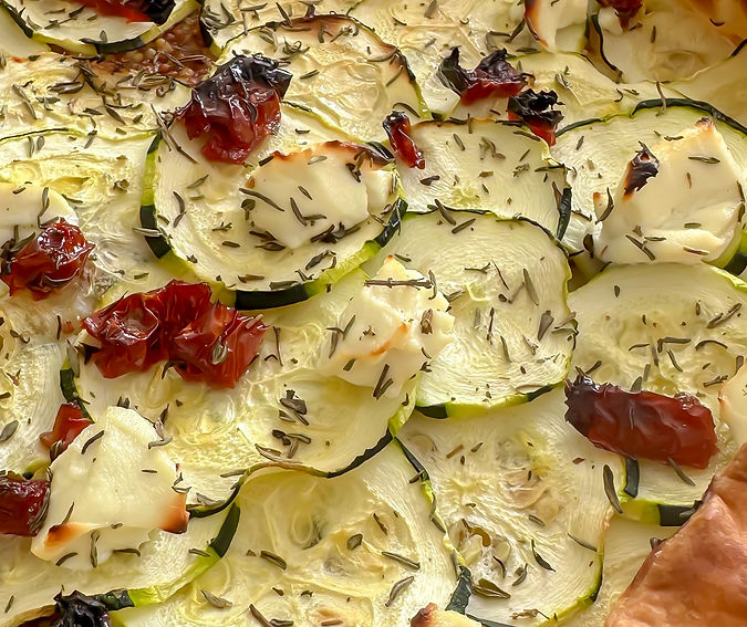 Tarte salée courgette chèvre, miel et tomates séchées