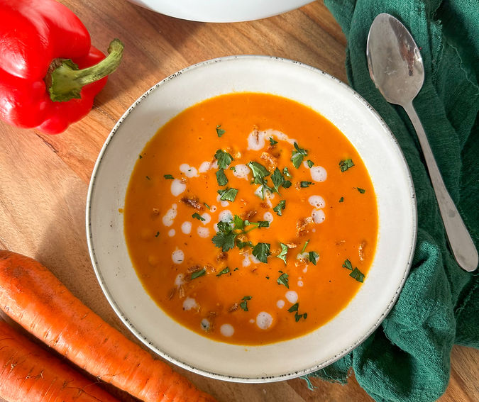 Soupe de patate douce, poivron, carotte et lait de coco
