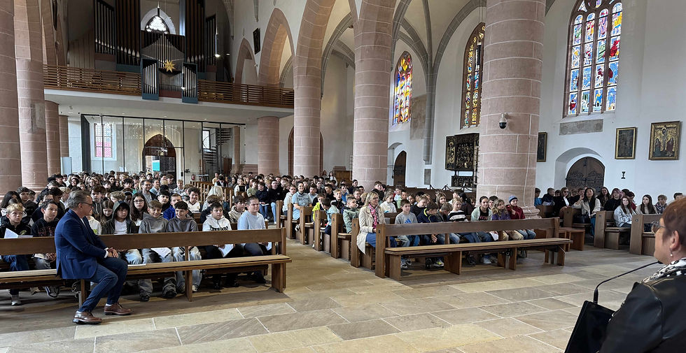 Die achtzig neuen Wirtschaftsschülerinnen und -schüler wurden im Rahmen eines Anfangsgottesdienstes herzlich in die Schulfamilie aufgenommen.