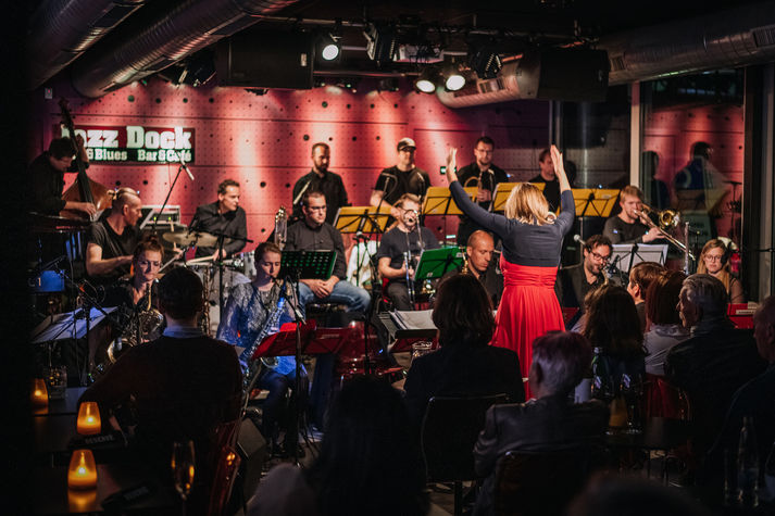 Štěpánka Balcarová diriguje premiéru projektu Concept Art Orchestra a Jan Mazura: Návraty, 9. 10. 2022, Jazz Dock (foto Ondřej Šuran / Storytellers Photography)