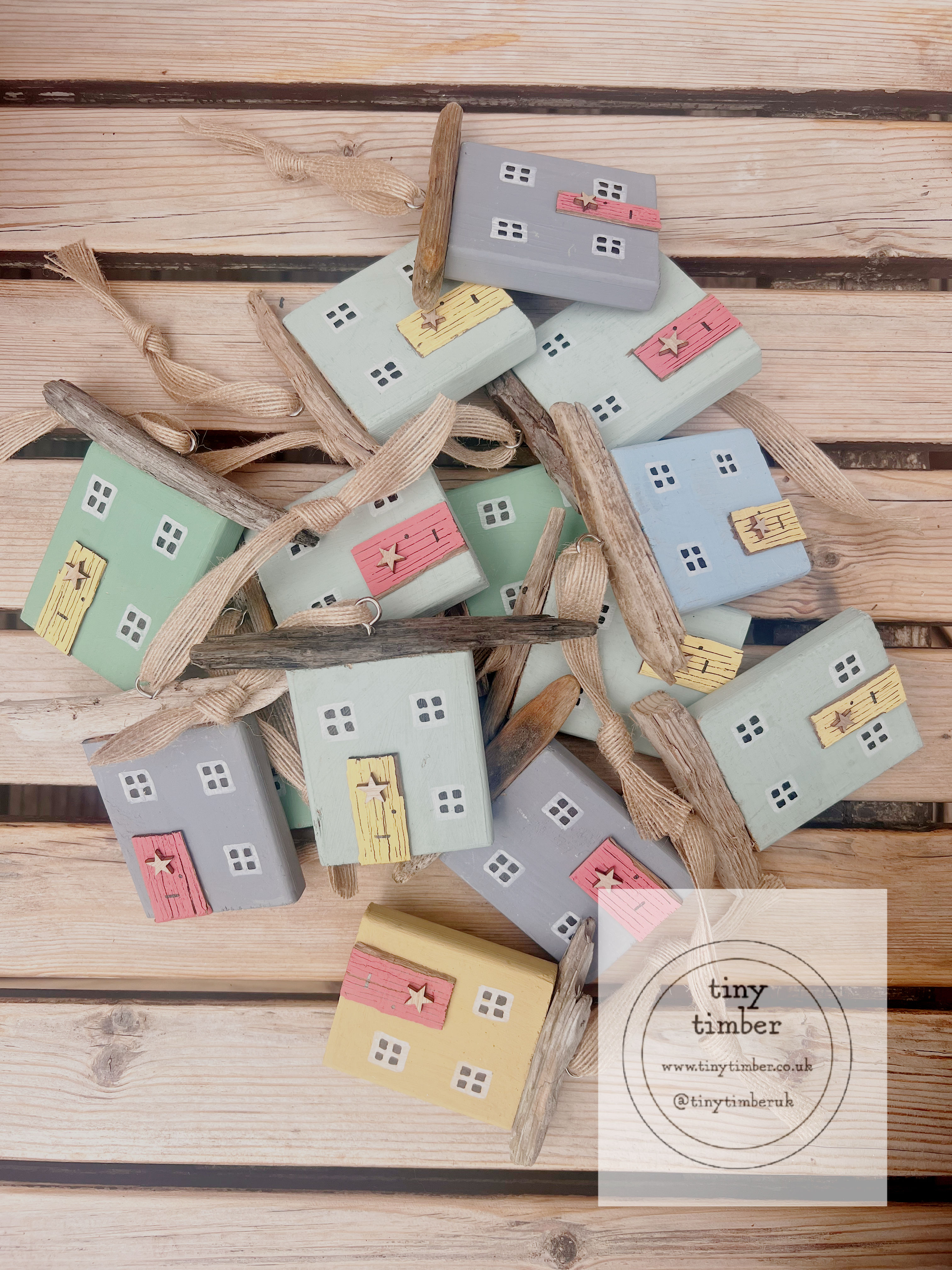 Set of 3 pastel hanging houses 