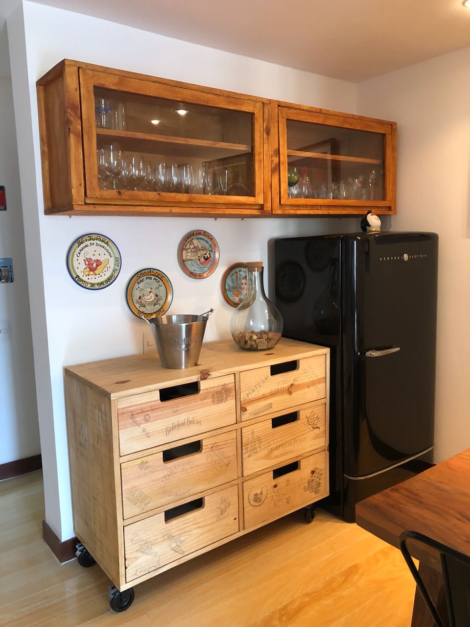 CÔMODA 1122 E ARMÁRIOS DE PAREDE
