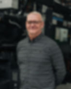 Teammitglied aus der Entwicklungsabteilung mit Fokus auf Innovation