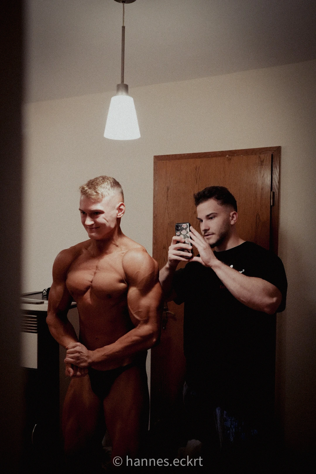 Wettkampf-Pose: Felix Höber zeigt seine Rückenansicht im Bodybuilding Finale