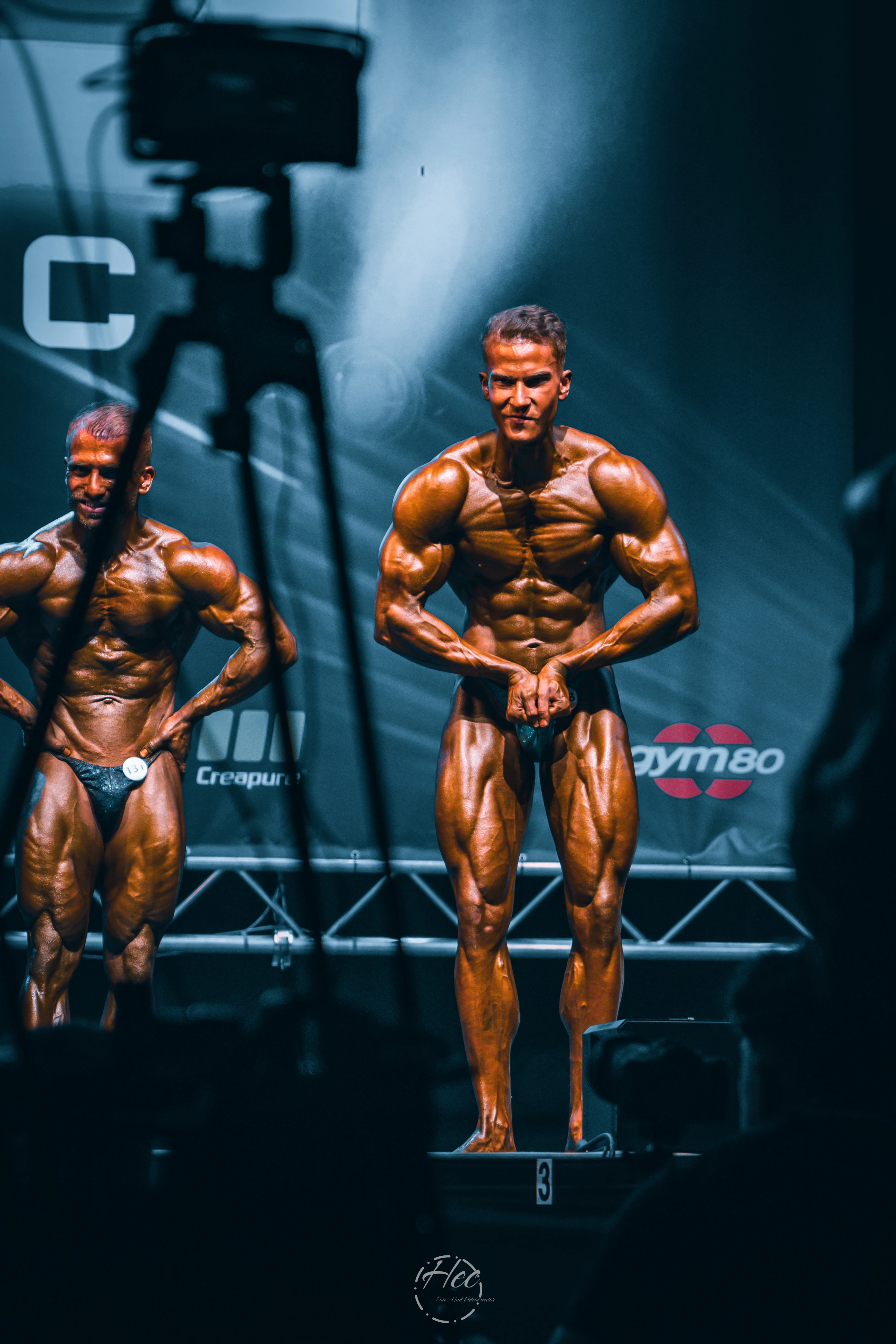 Felix Höber demonstriert Peak Conditioning auf der Bodybuilding Bühne