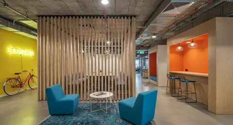 Puestos de trabajo operativos en planta abierta y escritorios colaborativos para diseño de espacios coworking en Cali.