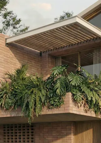 Detalle de balcón con materas y pérgola de madera en casa campestre