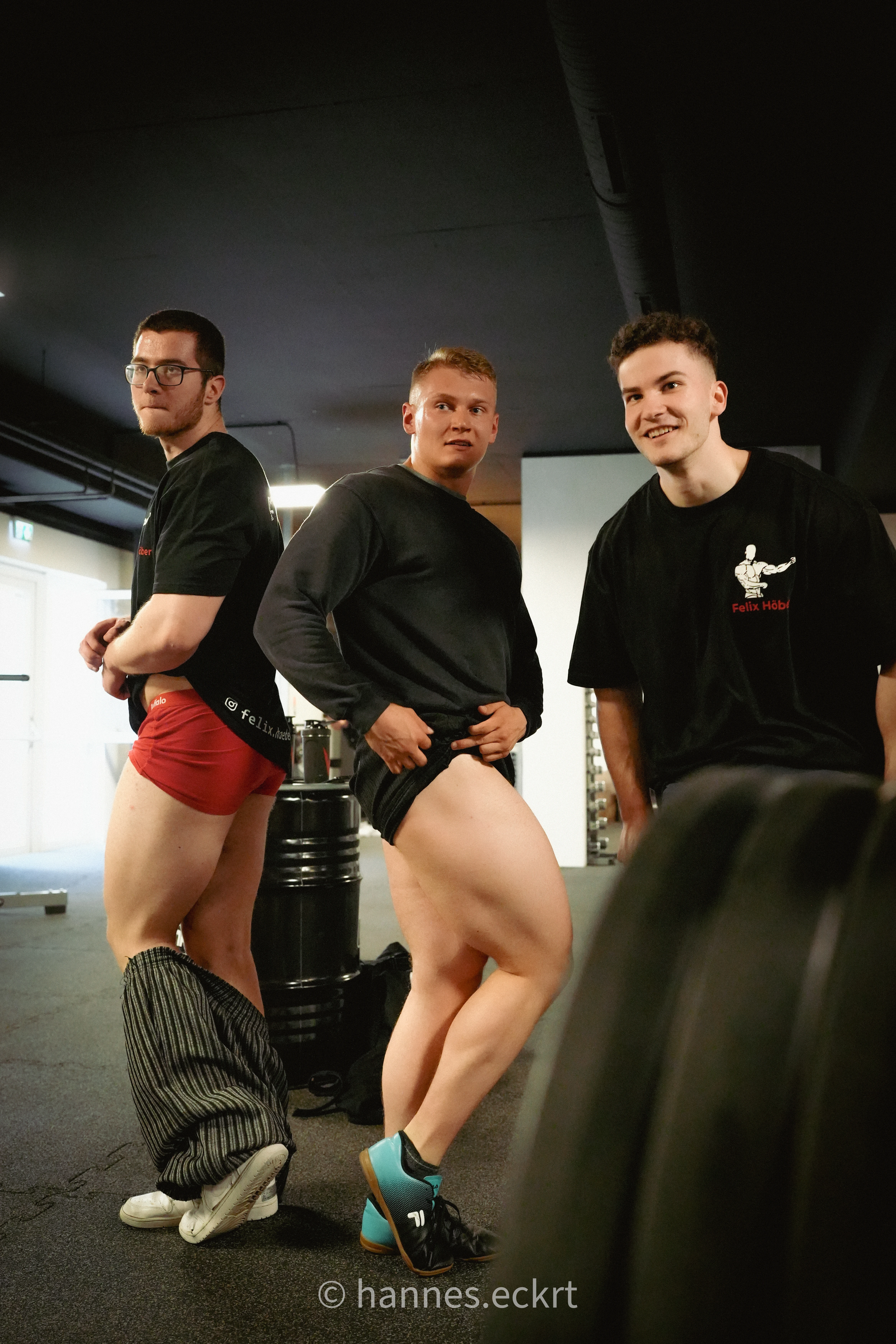 Symmetrisches Posing von Felix Höber bei internationalem Bodybuilding-Wettkampf