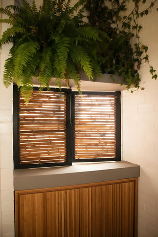 Detalle de nicho con plantas y ventana en diseño residencial saludable Valle del Cauca