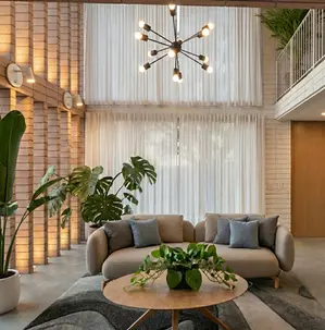 Diseño interior de sala a doble altura, Iluminación y confort