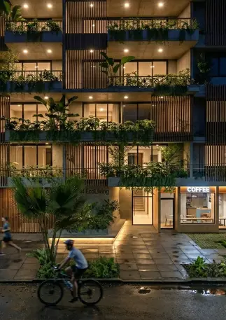 Fachada nocturna de edificio asociativo a4 EcoLiving en barrio San Fernando, Cali.