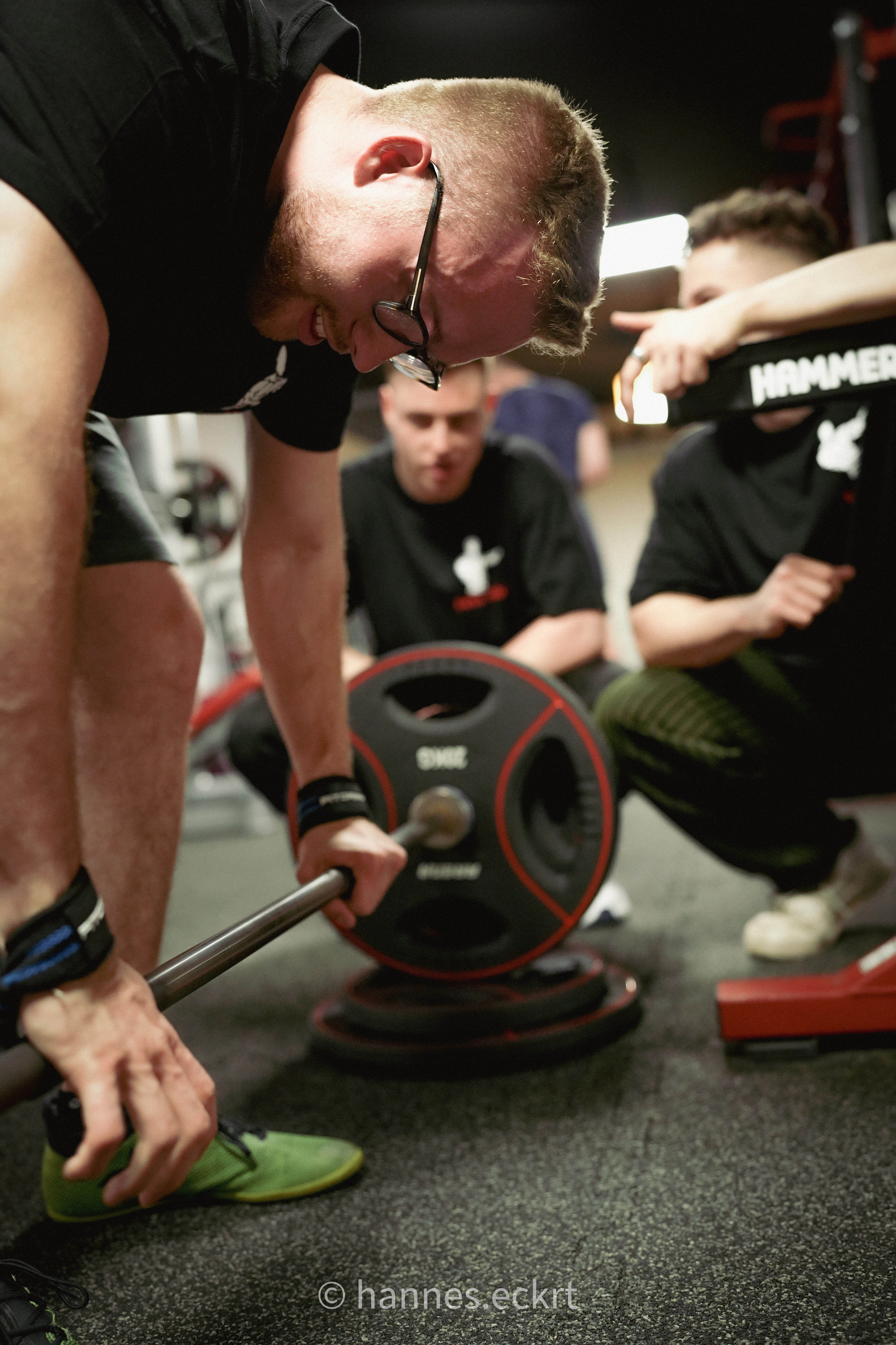 Felix Höber präsentiert seine Classic Posing Routine im Bühnenlicht