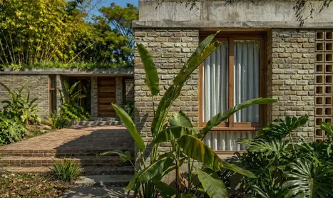 Detalle de fachada en ladrillo expuesto en proyecto de arquitectura campestre en Cali.
