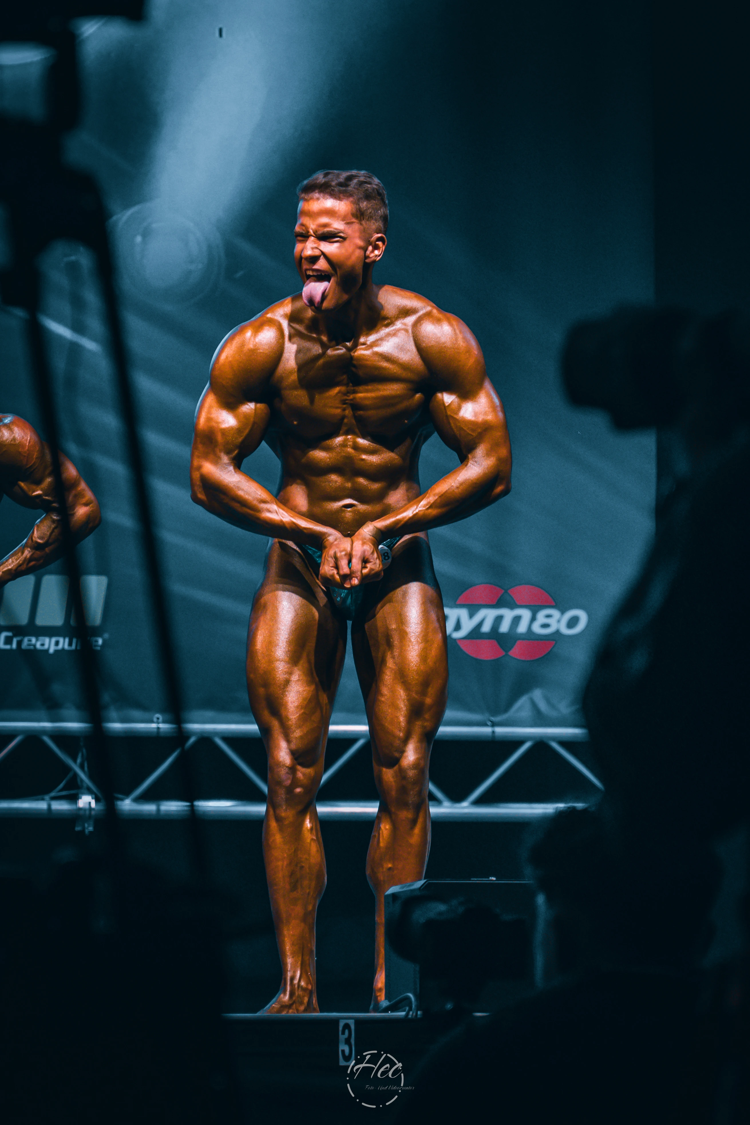 Felix Höber zeigt beeindruckende Muskelkontrolle beim Wettkampf-Posing