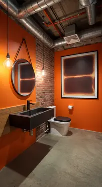 Diseño interior de baños modernos y funcionales para proyectos de oficinas corporativas y espacios comerciales en Cali.