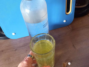 Wasser mit Vitamin C und Zink, eine Kapsel und eine Tablette