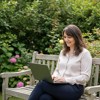 Silvia Gunsilius mit Laptop auf einer Bank.jpg