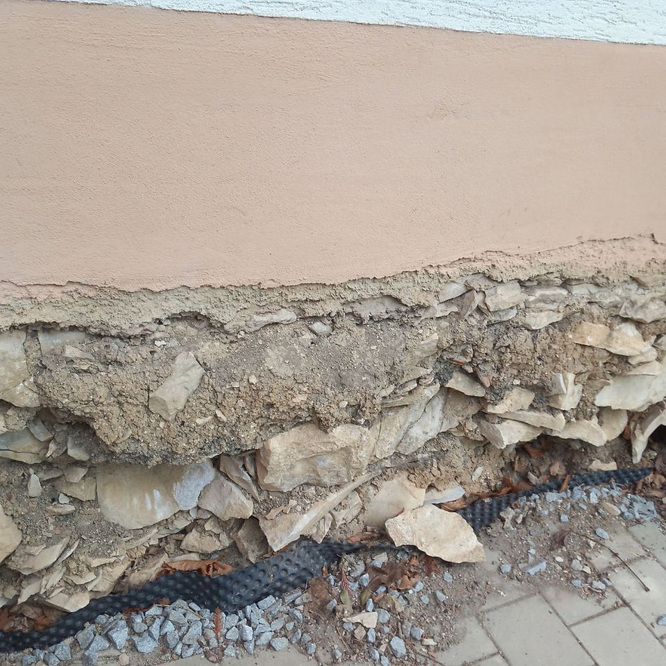 Eine Baustelle, der Sockel eines Haues aus Naturstein