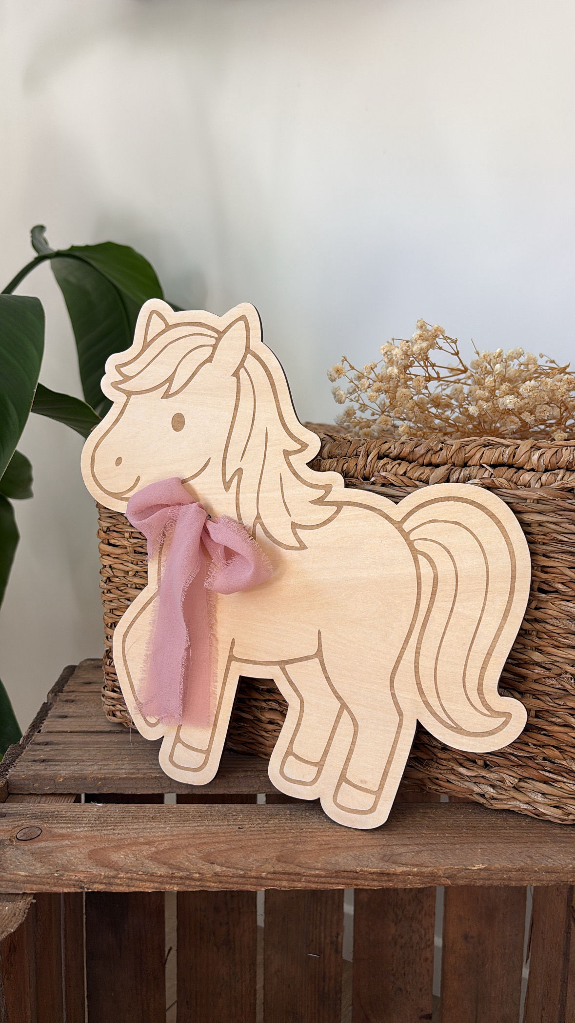 DÉCORATION FORME PONEY EN BOIS GRAVÉ & RUBAN
