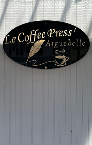 Enseigne en bois et acrylique pour boutique
