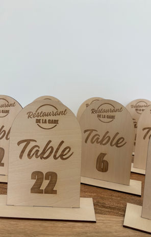 Numéro de table en bois gravé pour restaurant