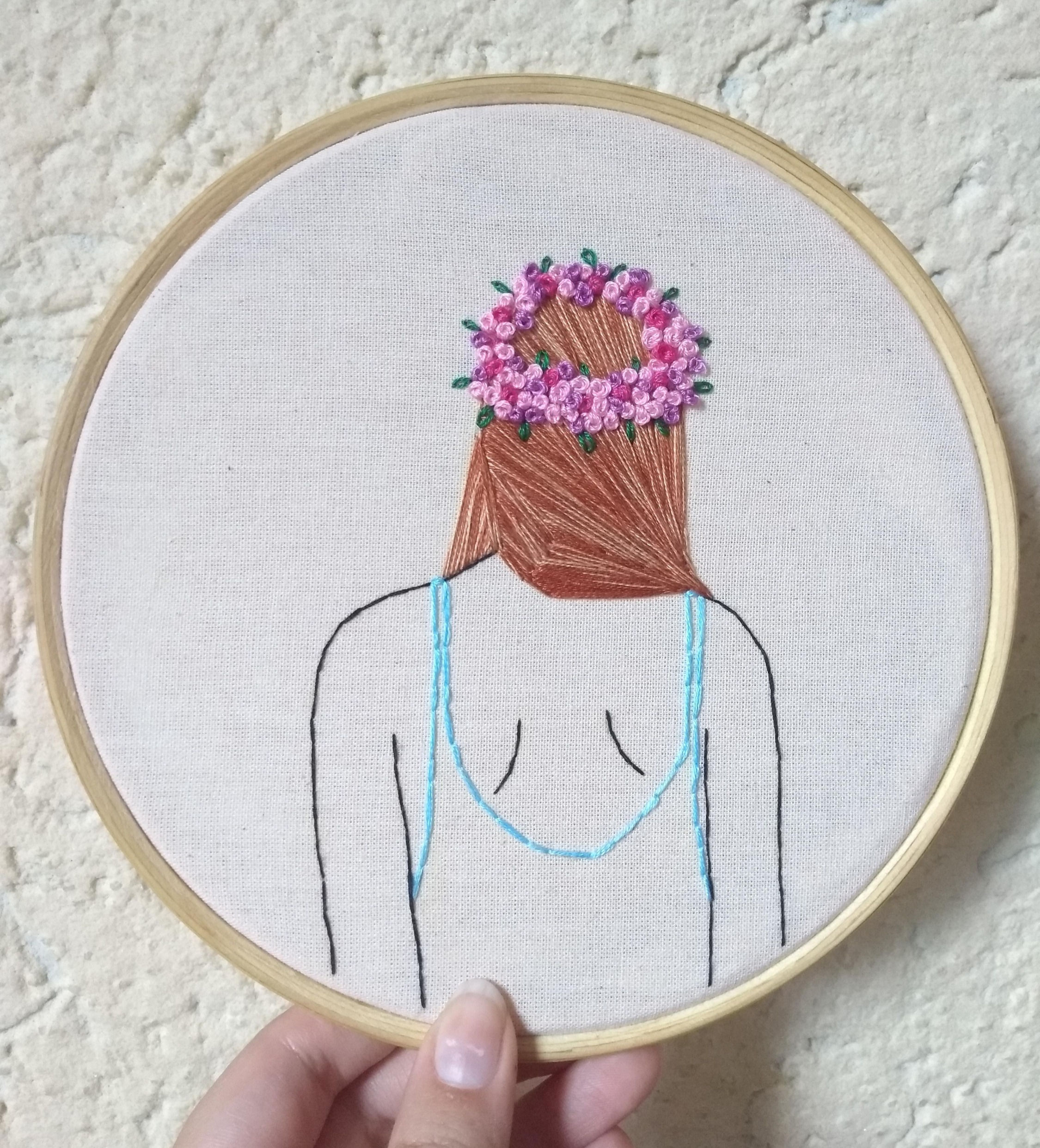 bordado Menina com Coroa de Flores