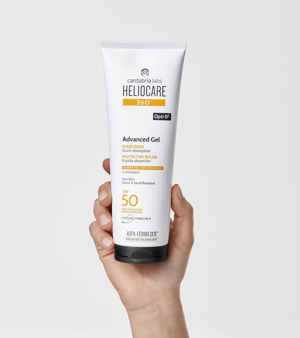 Heliocare 360 Advanced Gel Photo Hand Holding