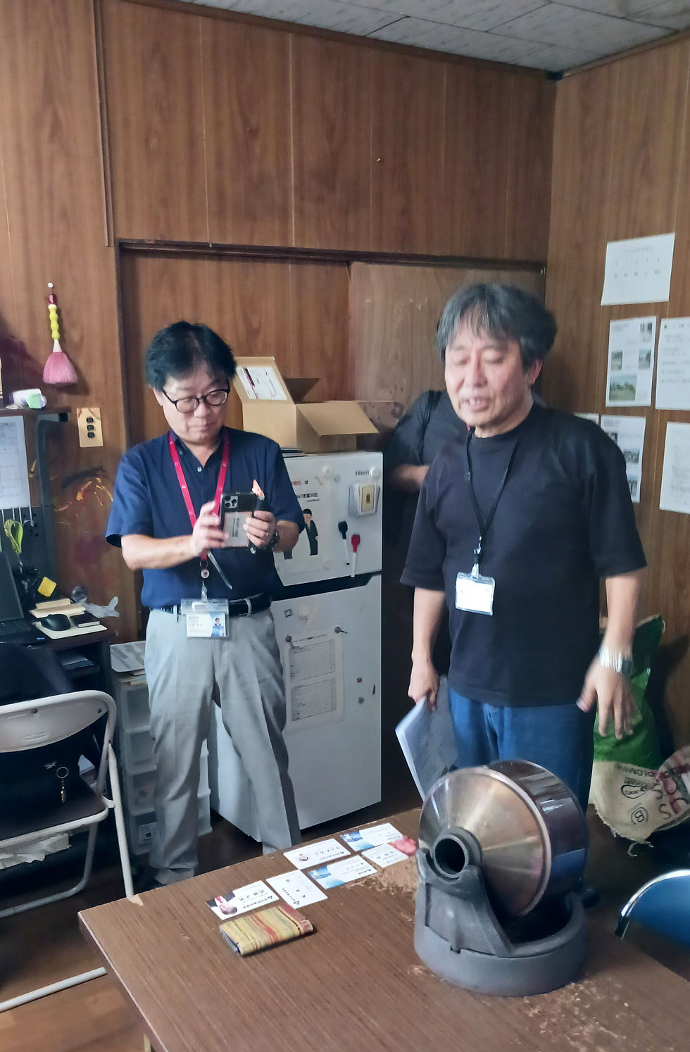 サンプルロースターでの焙煎説明中