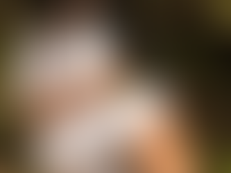 Vestido de renda renascença feito à mão, branco, com detalhes delicados em padrões florais, mangas curtas e gola alta. O trabalho artesanal destaca a textura e elegância em cada detalhe.