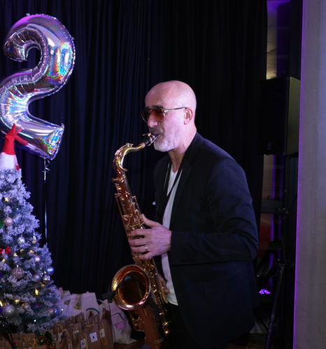 Un saxophoniste anime la soirée des 2 ans de FORKO dans une ambiance élégante et festive.