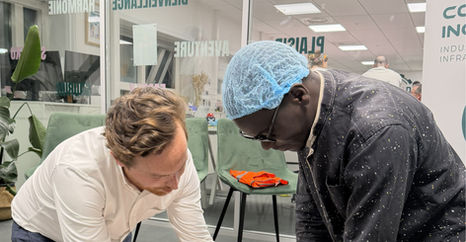Deux collaborateurs s'exercent aux gestes de premiers secours sur un mannequin de réanimation lors d'un atelier organisé pendant la Safety Party.