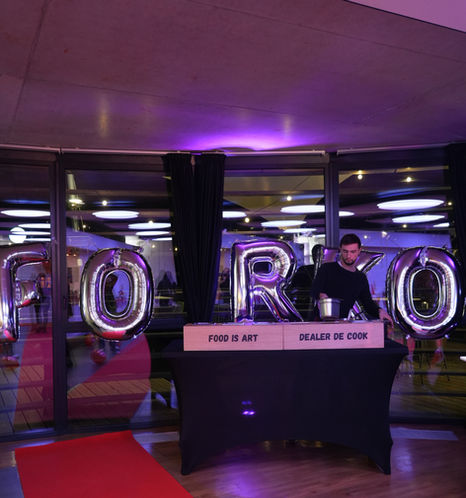 Espace d'accueil de la soirée des deux ans de FORKO avec un tapis rouge, un comptoir d'animation et de grands ballons en lettres formant le nom de l'entreprise.