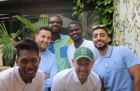 Des collaborateurs FORKO profitent d'un moment d'échange lors de la Summer Party organisée en extérieur.