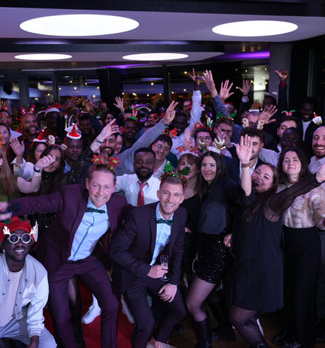 Les collaborateurs FORKO posent ensemble lors de la soirée de Noël dans une ambiance festive, conviviale et fédératrice.