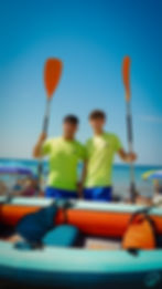 Animadores y shows en la playa con remos de kayak.