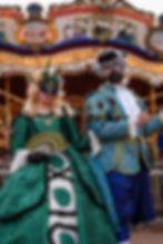Pareja de esta agencia de animadores y shows con trajes barrocos.