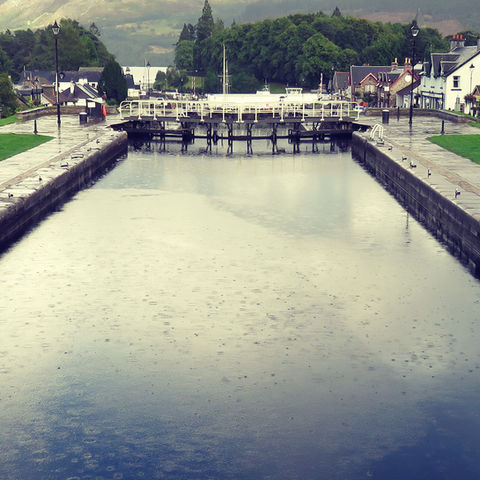 Wet Fort Augustus locks.JPG