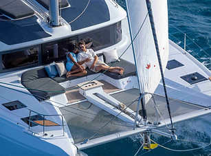 Lagoon 51 cockpit avant de loin (2).jpeg
