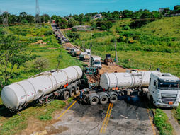 Prefeitura age rápido após acidente com carreta de óleo diesel em Senador Canedo