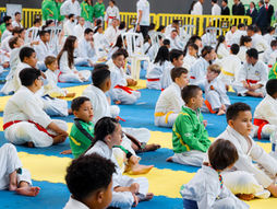 Projeto Construindo Campeões entrega material em Senador Canedo