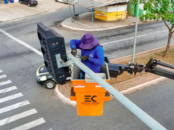 SMT realiza troca de semáforos no Jardim das Oliveiras