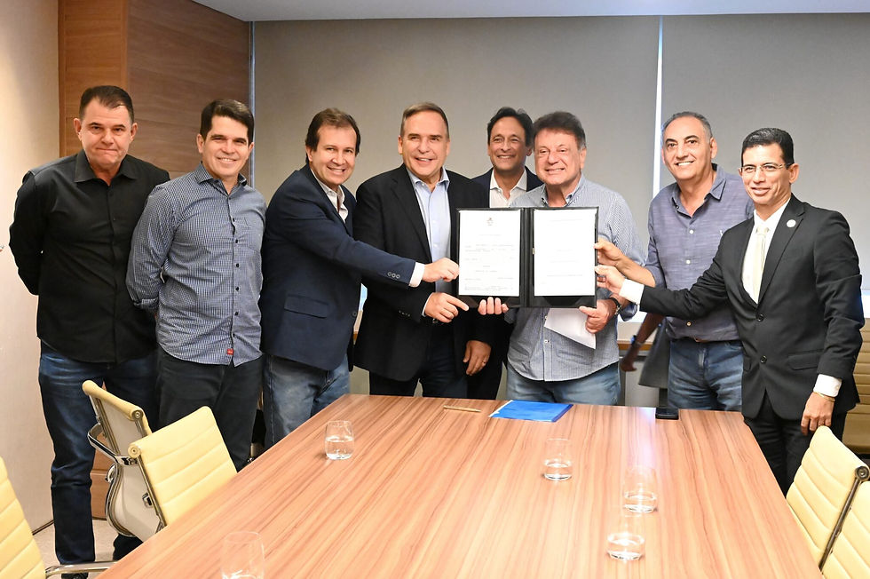 Prefeito Sandro Mabel e o secretário estadual de Infraestrutura, Adib Elias, assinam ordem de serviço para início das obras para instalação de semipórticos e totens na Região da 44 / Foto: Alex Malheiros